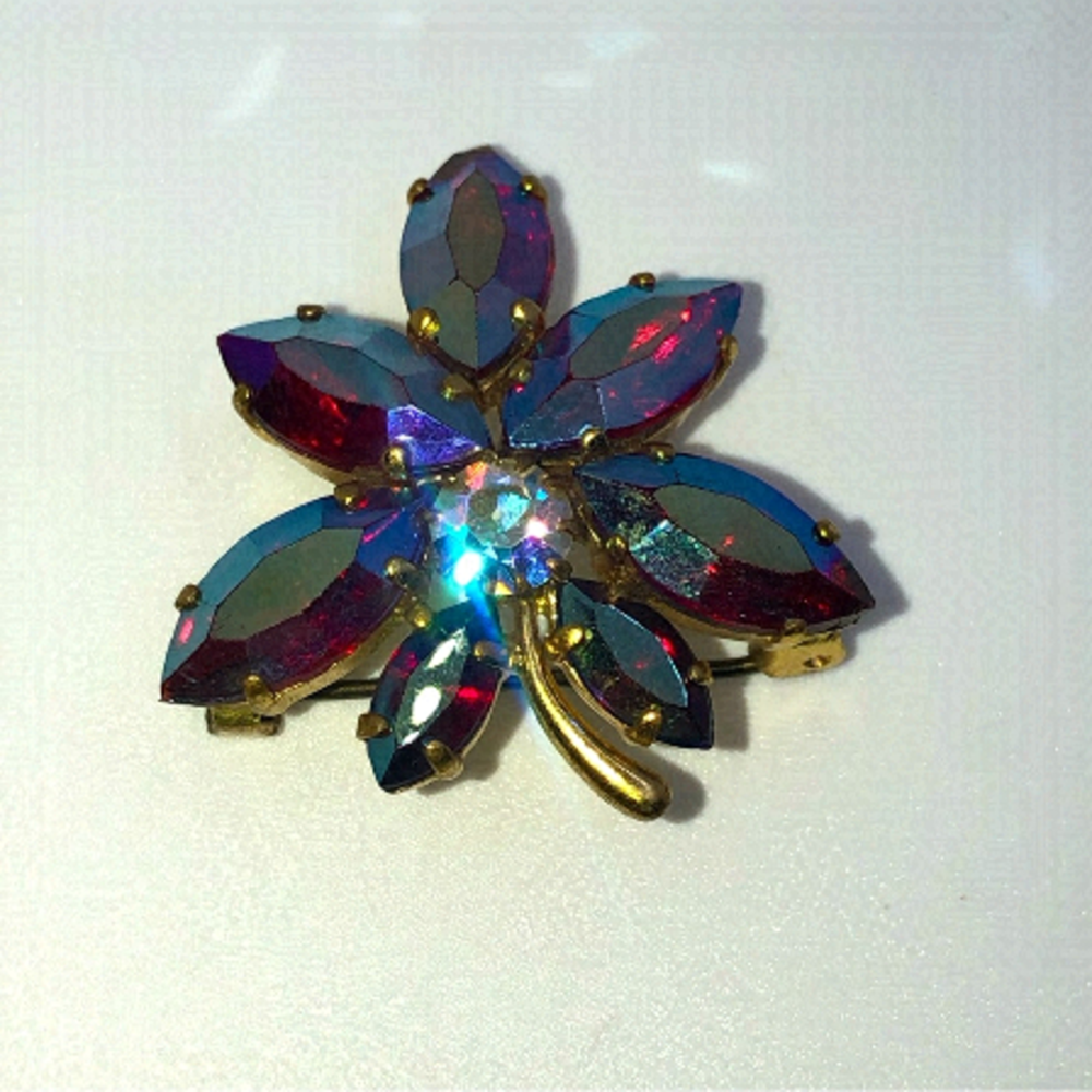 RED Aurora Borealis AB Crystal Floral Leaf Brooch Gold Tone Metal 1.5” / Vintage